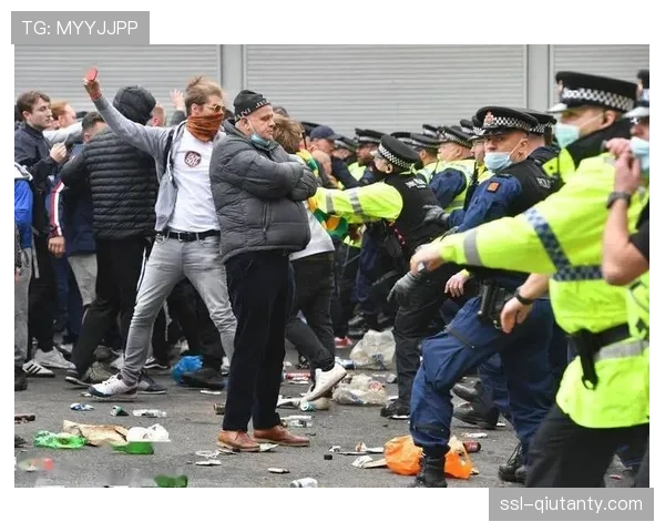特写：球迷抗议格雷泽家族，老特拉福德上空再次出现飞机横幅